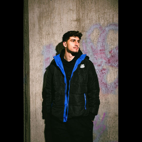 Winterjacke  kurz schwarz mit blauem Innenfutter